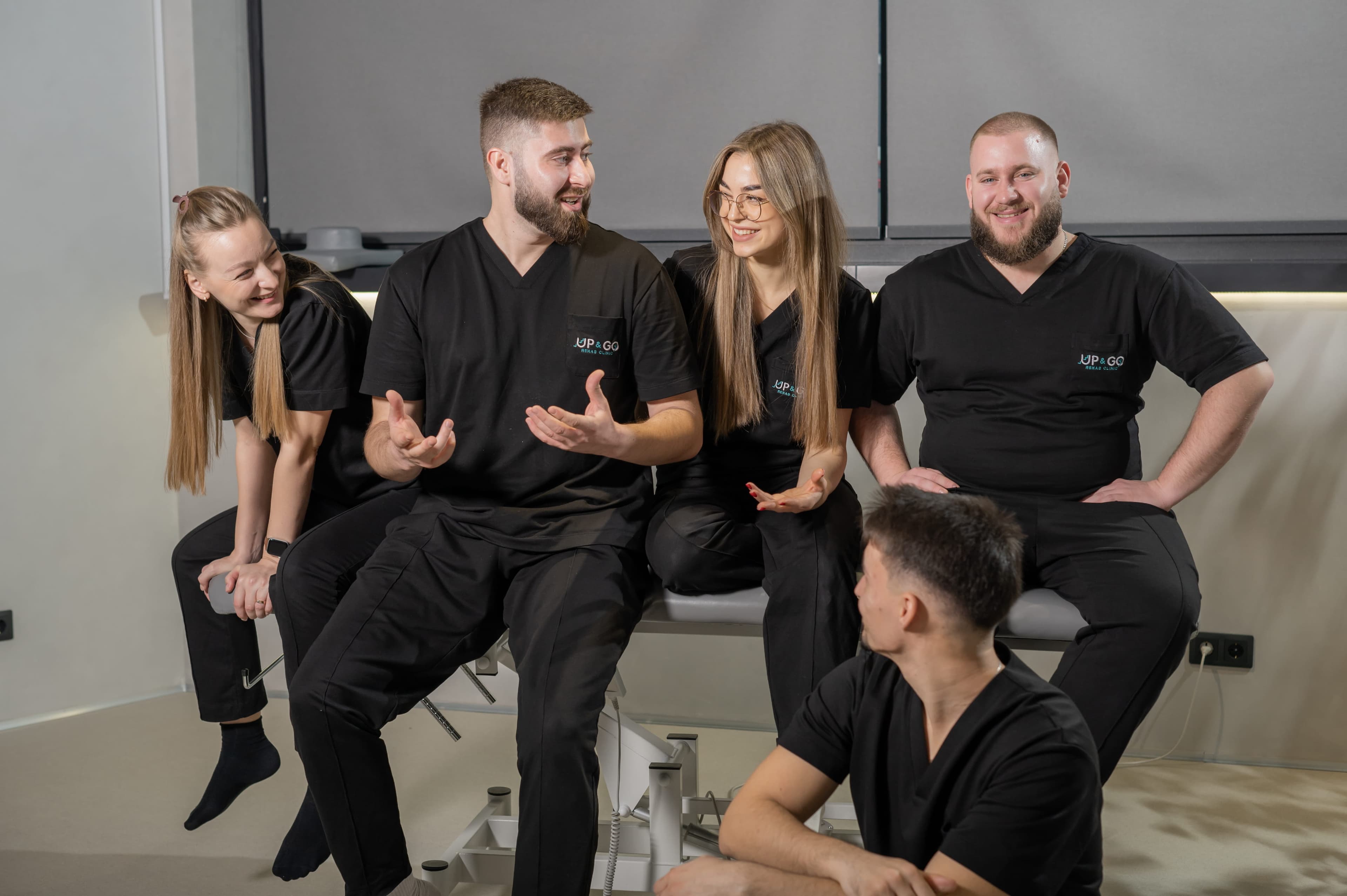 Echipa Up & Go Rehab Clinic într-o discuție în cadrul clinicii